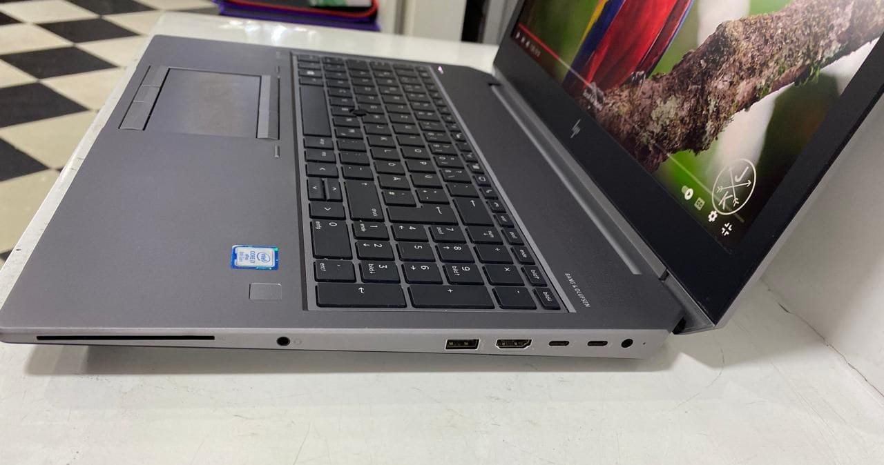 لاب توب HP ZNBOOK 15-G5 WorkStation( انتل كور i7/8850H- رامات DDR4 16 جيجابايت - M.2 NVMe هارد 512 جيجابايت - DDR5 Quadro P1000- شاشه 15.6 بوصه FHD- كاميرا) إستعمال خارج