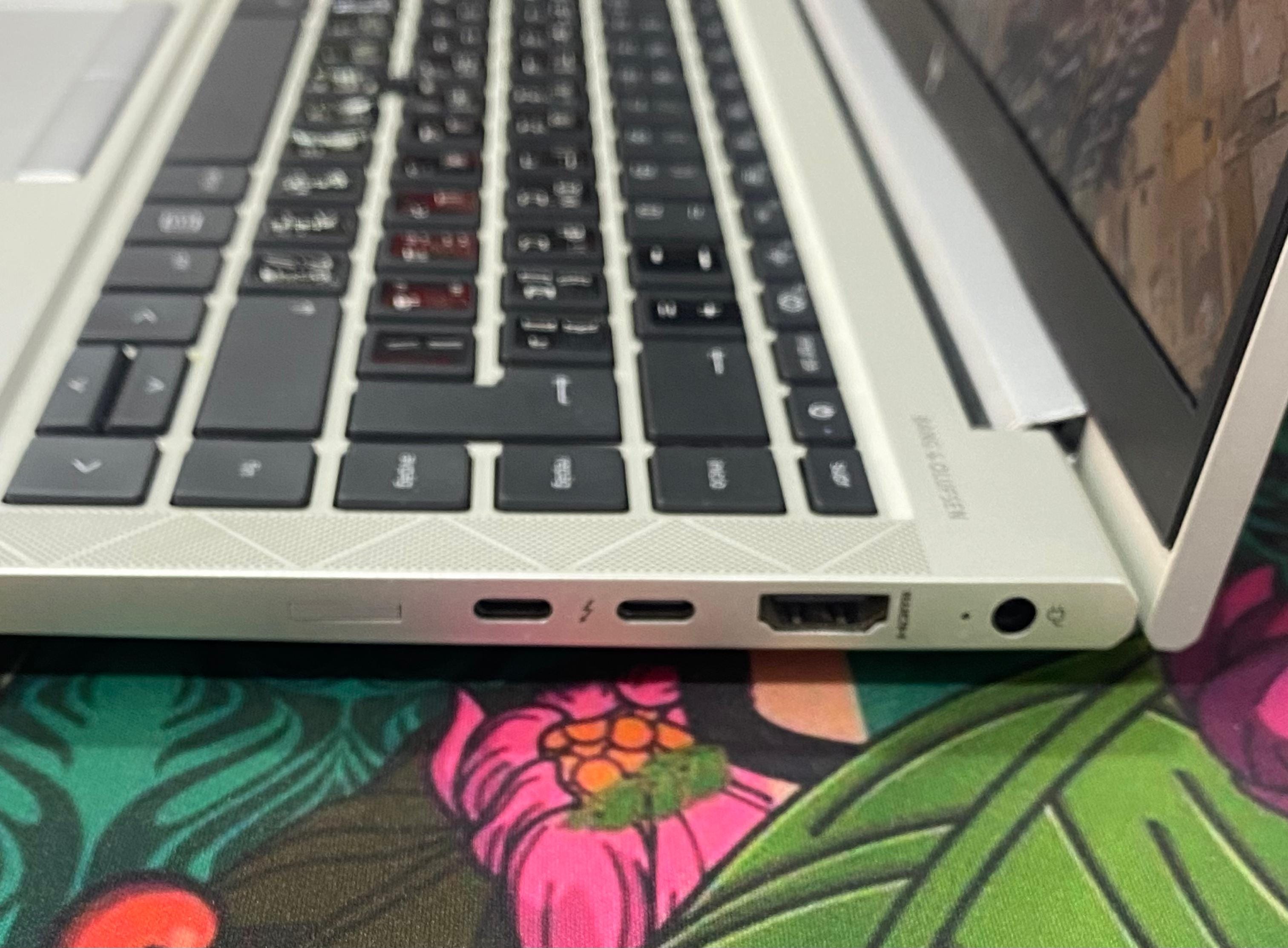 لاب توب اتش بى EliteBook 840 G7 (انتل كور i7-10610U - رام 16 جيجابايت DDR4 - هارد 256 جيجابايت M.2 - انتل جرافيكس- شاشة 14.0 بوصة FHD - كاميرا) استعمال خارج