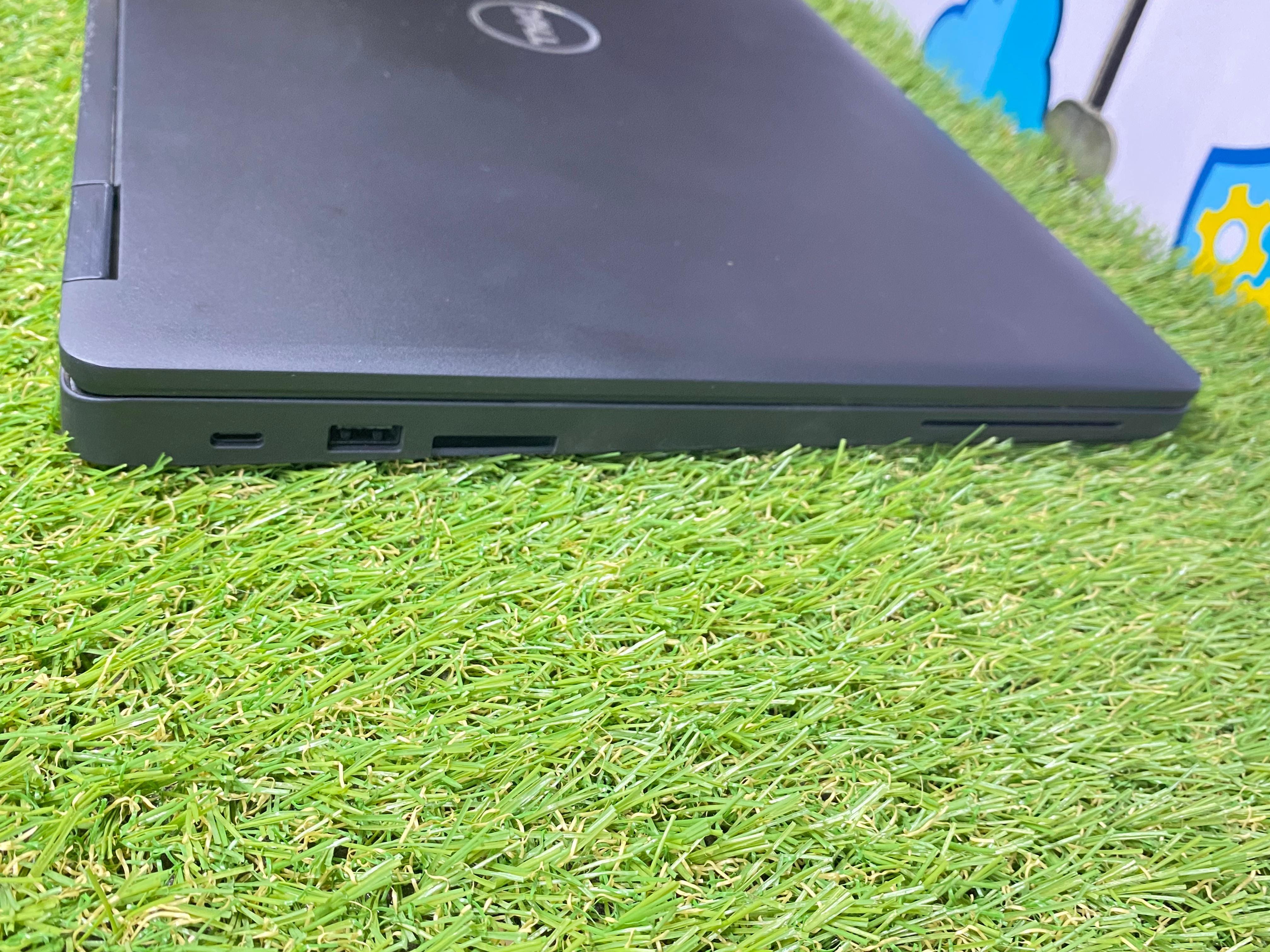 لاب توب ديل لاتيتود (انتل كور i5-7300U - رام 16 جيجابايت M.2 256GB - DDR4 - انتل جرافيكس - شاشة 15.6 بوصة FHD - كاميرا) استعمال خارج