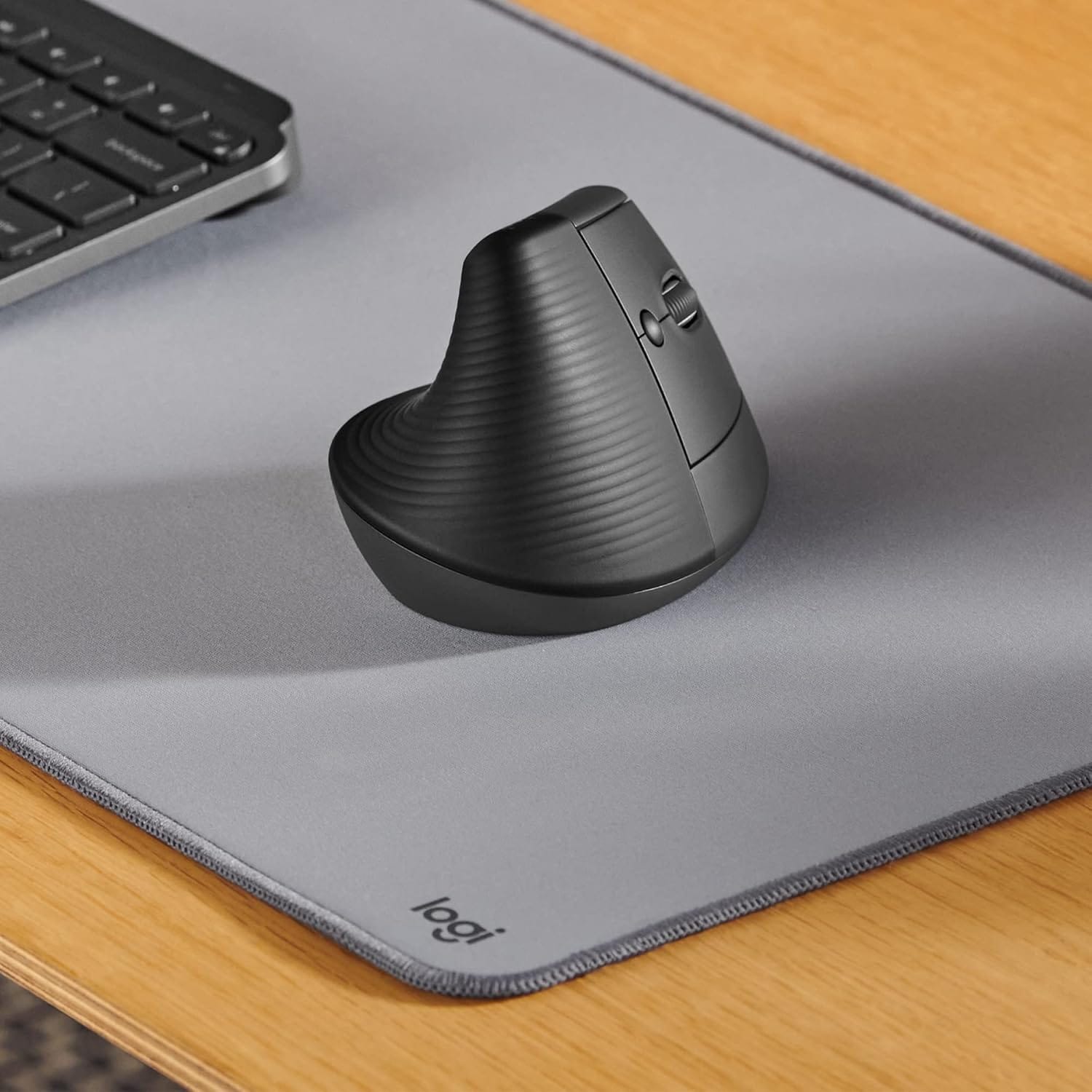 ماوس لوجيتك رافغ عمودي ومريح ولاسلكي يعمل بالبلوتوث او لوجي بولت بمستقبل USB - جرافيت (910-006473)